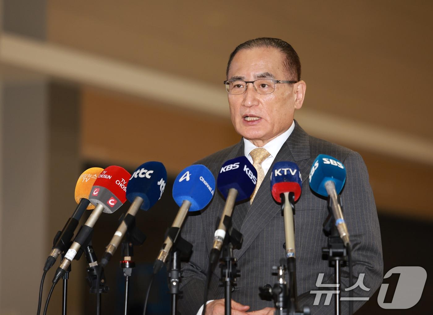 본문 이미지 - 위성락 국가안보실장이 16일 인천국제공항에서 미국 워싱턴DC로 출국하기 전에 기자들과 인터뷰를 하고 있다. 위성락 실장은 미국에서 한미 정상회담 결과를 담은 공동 설명자료 '조인트 팩트시트' 후속 협의를 할 예정이다. 2025.12.16/뉴스1 ⓒ News1 이호윤 기자