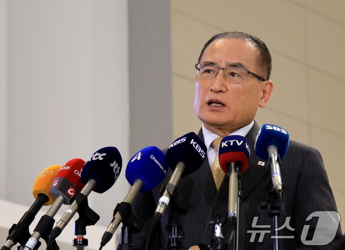 본문 이미지 - 위성락 국가안보실장이 16일 인천국제공항에서 미국 워싱턴DC로 출국하기 전에 기자들과 인터뷰를 하고 있다. 위성락 실장은 미국에서 한미 정상회담 결과를 담은 공동 설명자료 '조인트 팩트시트' 후속 협의를 할 예정이다. 2025.12.16/뉴스1 ⓒ News1 이호윤 기자