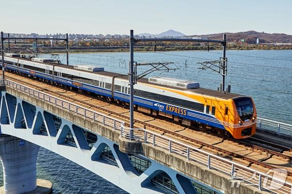 본문 이미지 - 주행 중인 공항철도 급행열차 (공항철도 제공.재판매 및 DB금지) 