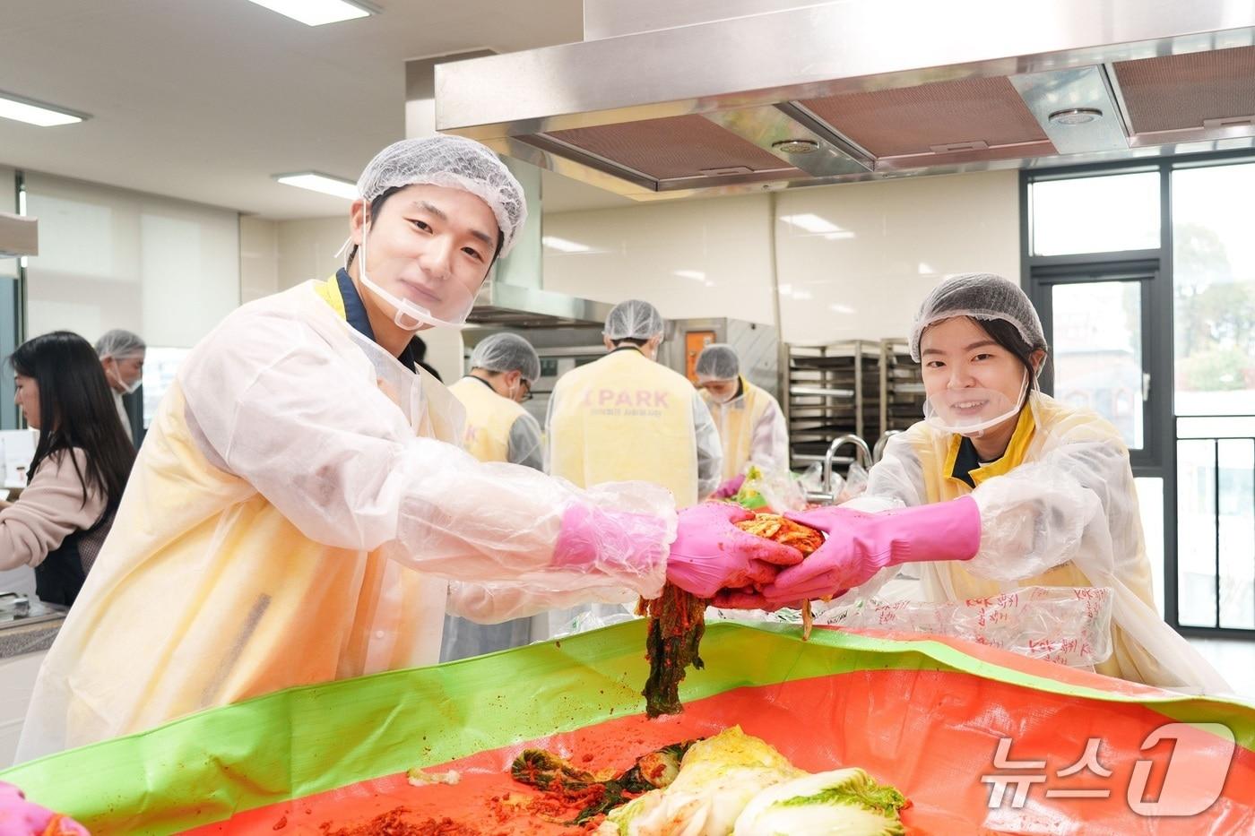 겨울철 김장봉사 활동 (HDC현대산업개발 제공) 뉴스1 ⓒ News1 