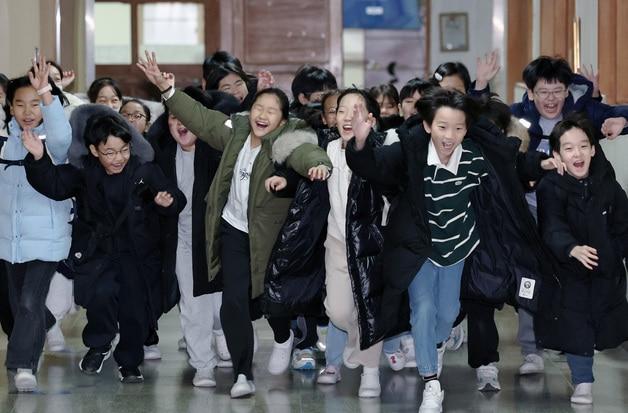 본문 이미지 - 겨울방학을 맞은 학생들이 방학식을 마치고 하교하고 있다.(자료사진)/뉴스1