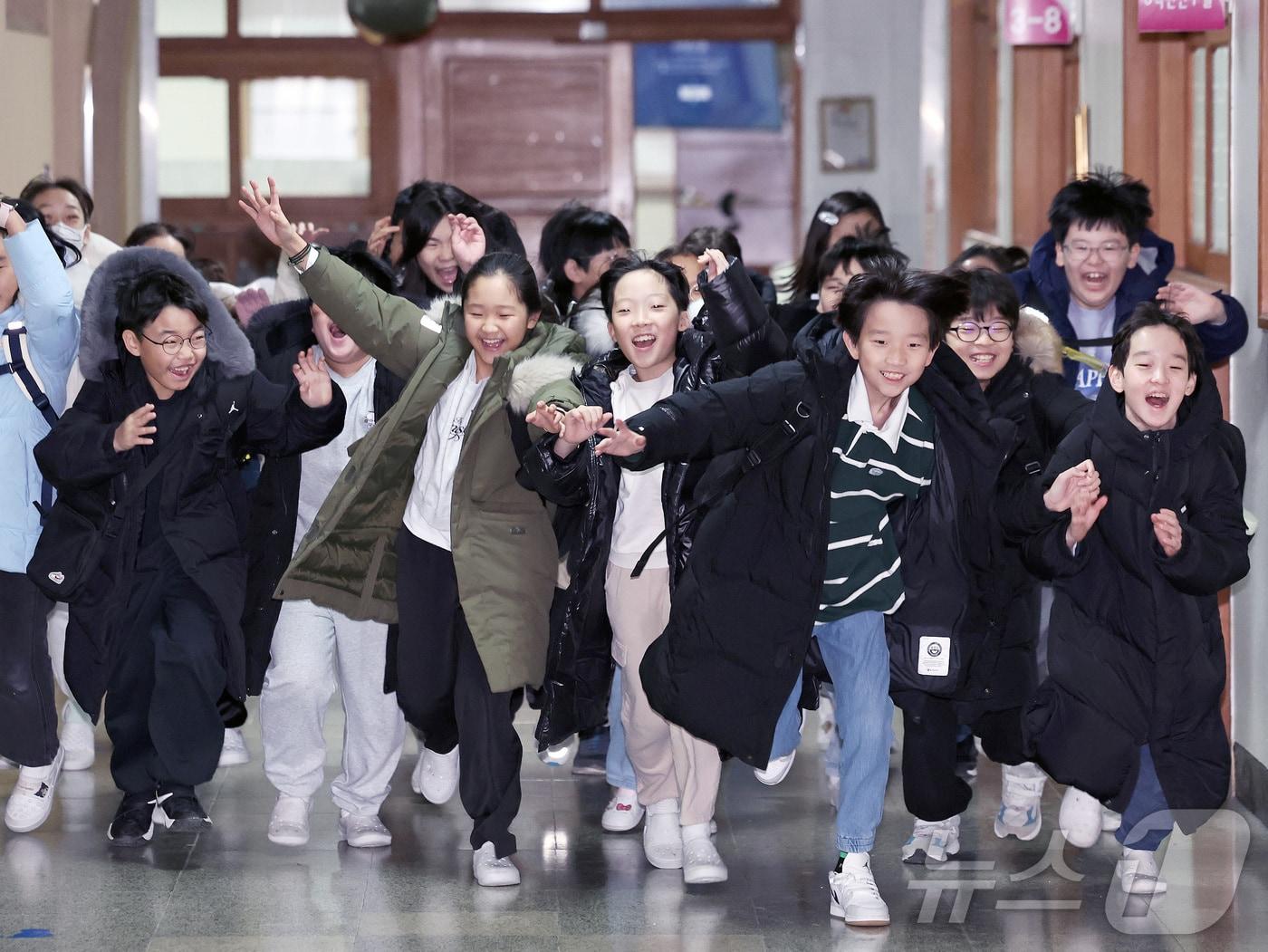 본문 이미지 - 16일 경기 수원시 영통구 잠원초등학교에서 겨울방학을 맞은 학생들이 방학식을 마치고 하교하고 있다. ⓒ News1 구윤성 기자
