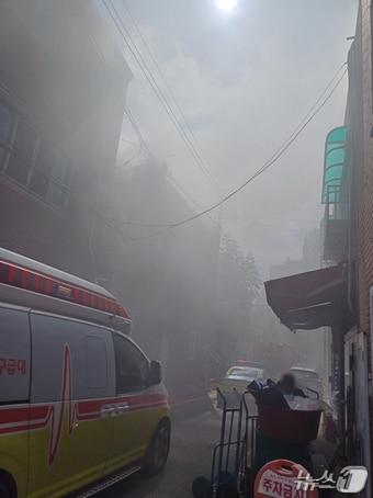 본문 이미지 - A 씨의 방화 범행으로 일어난 화재 현장(부산중부경찰서 제공. 재판매 및 DB금지)