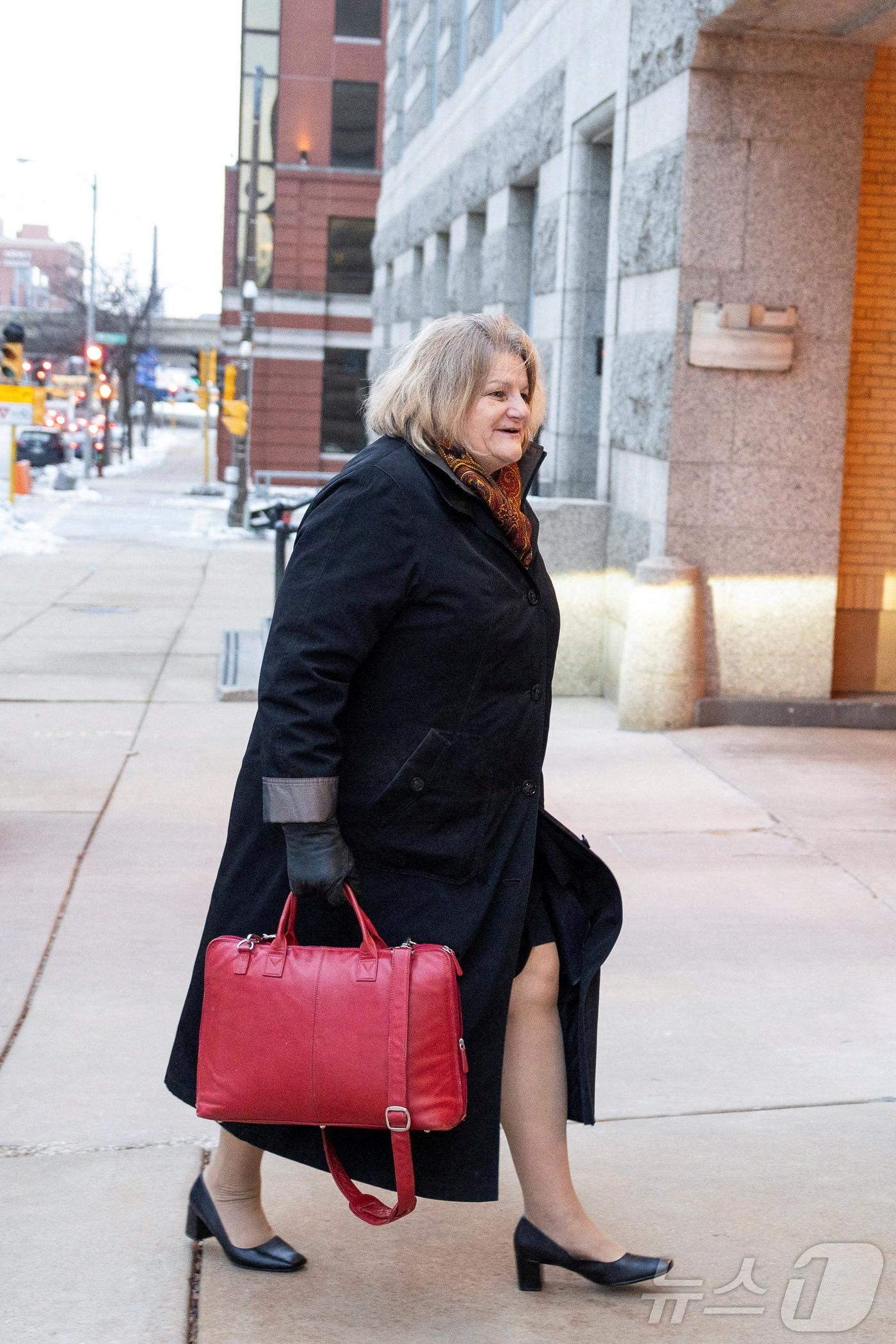 본문 이미지 - 15일(현지시간) 불법 체류자의 도주를 도운 혐의를 받는 위스콘신주 밀워키 카운티 순회법원의 해나 듀건 판사가 자신의 첫 재판이 열리는 밀워키 법원에 들어가고 있다. 2025.12.15 ⓒ 로이터=뉴스1 ⓒ News1 김지완 기자