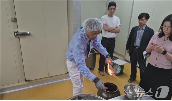 본문 이미지 - '대한민국 수산식품명인' 제15호로 지정된 고창덕 명인이 전통방식으로 자리젓을 제조하고 있다.(해양수산부 제공)