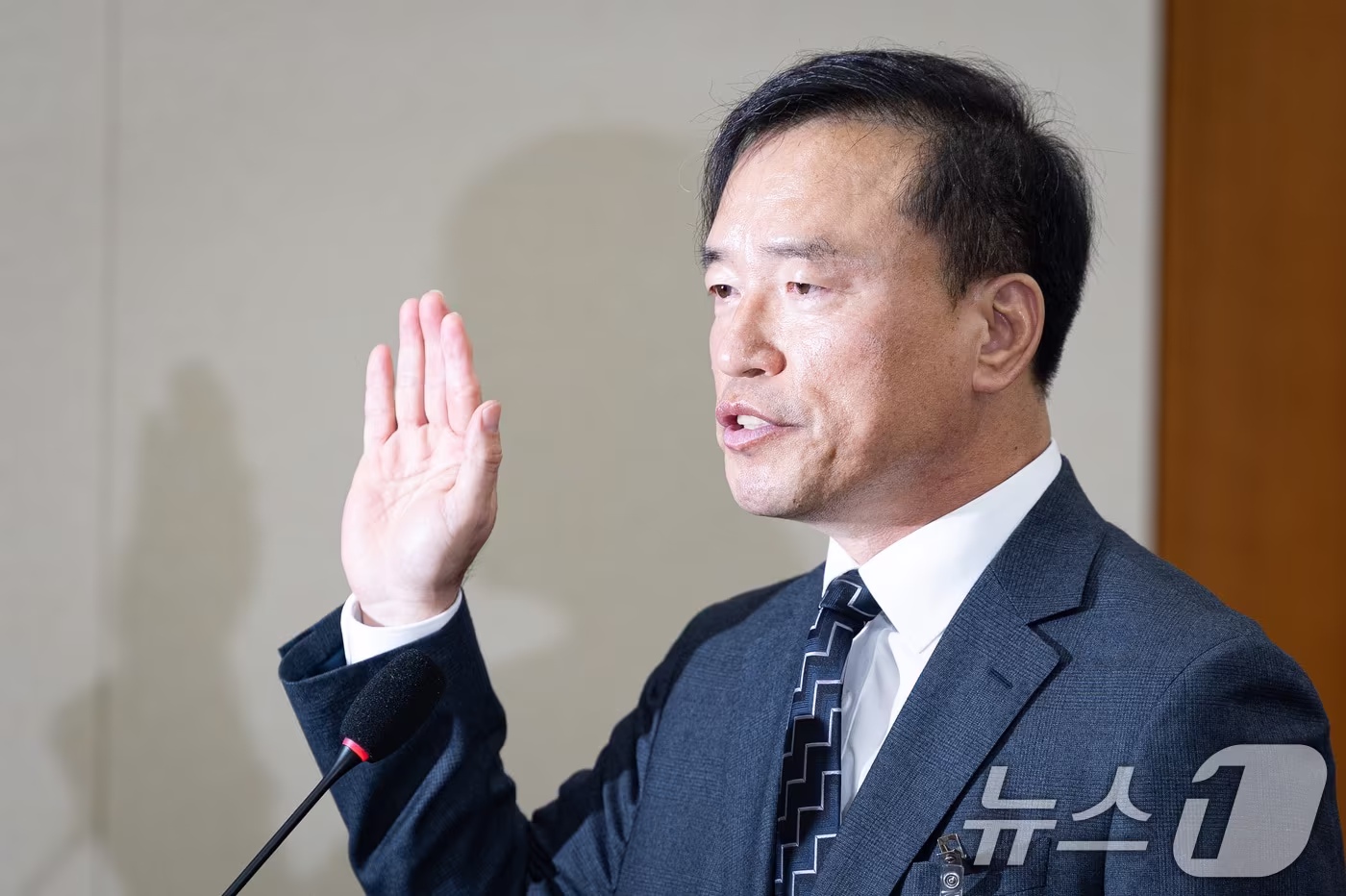 김종철 방송미디어통신위원회 위원장 후보자가 16일 서울 여의도 국회에서 열린 인사청문회에 출석해 선서하고 있다. 2025.12.16/뉴스1 ⓒ News1 유승관 기자