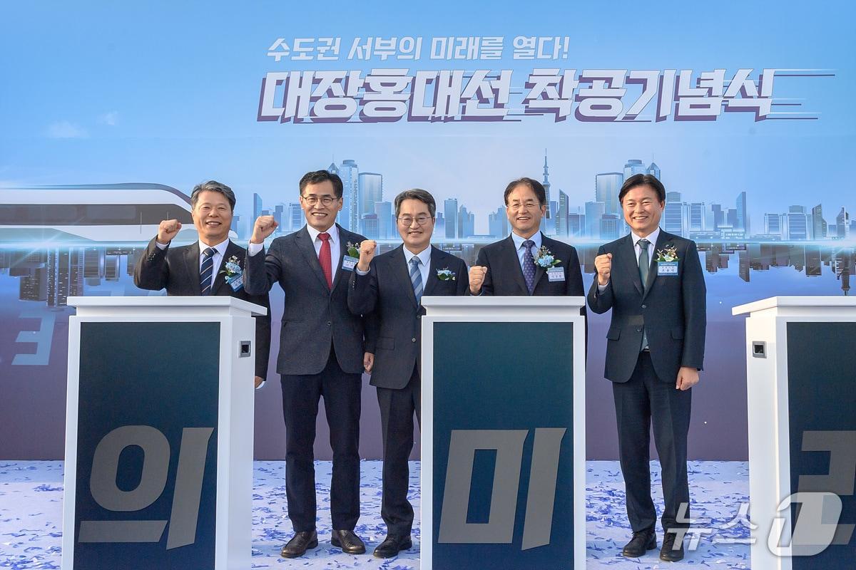 본문 이미지 - 대홍대선 착공식에서 이기재 양천구청장(왼쪽 두 번째)이 기념촬영을 하고 있다.(양천구 제공)