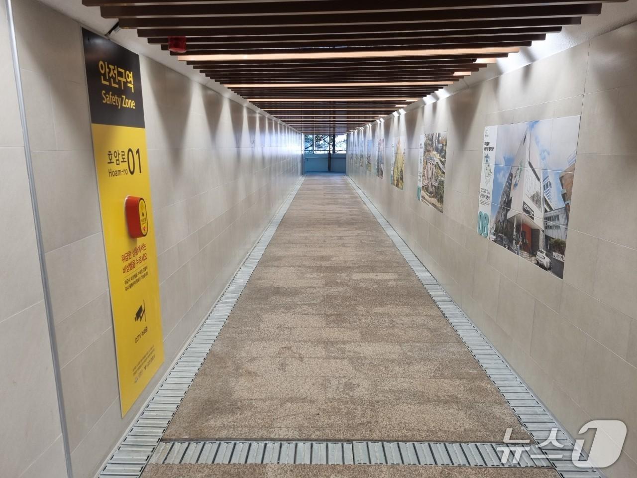 본문 이미지 - '호암로 안심 지하보도 조성공사' 모습.(금천구 제공)