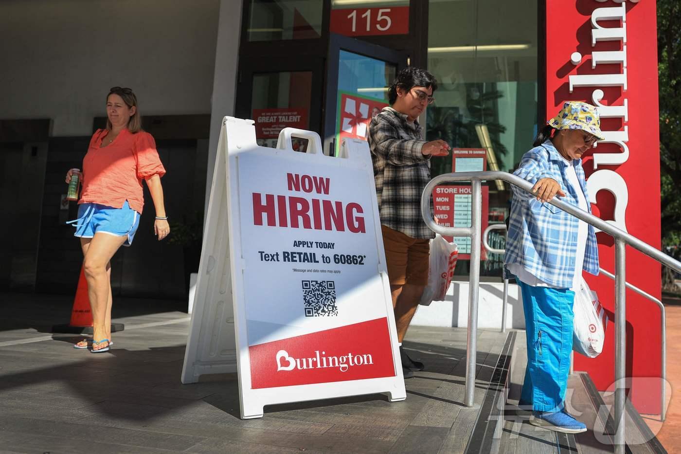 미국 플로리다주 마이애미의 한 상점 구인 광고/2025.11.19  ⓒ AFP=뉴스1