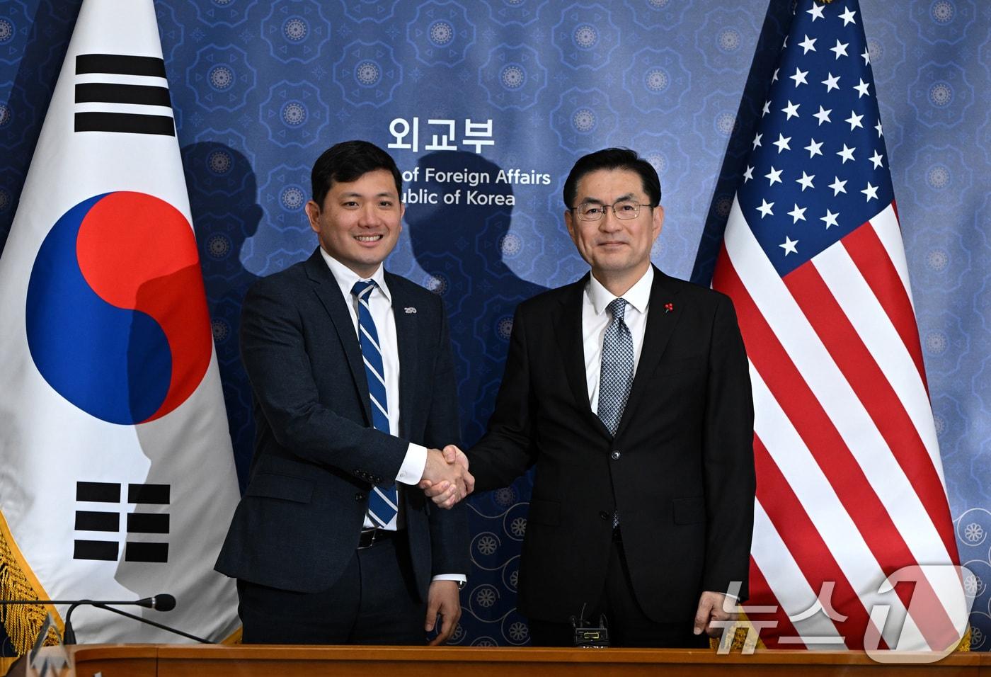 정연두 외교전략정보본부장과 케빈 김 미 대사대리가 지난 16일 오전 서울 종로구 외교부 청사에서 열린 '한미 정상회담 조인트 팩트시트 후속협의'에 앞서 기념촬영을 하고 있다. (공동취재) 2025.12.16/뉴스1 ⓒ News1 임세영 기자