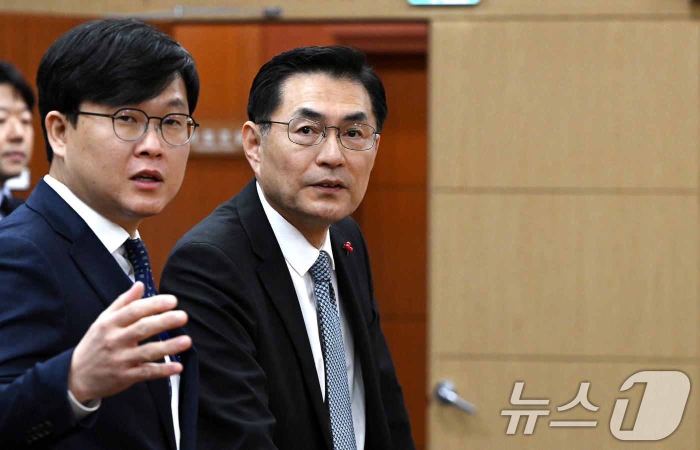 본문 이미지 - 정연두(오른쪽에서 두 번째) 외교전략정보본부장. (공동취재) 2025.12.16 ⓒ 뉴스1 임세영 기자