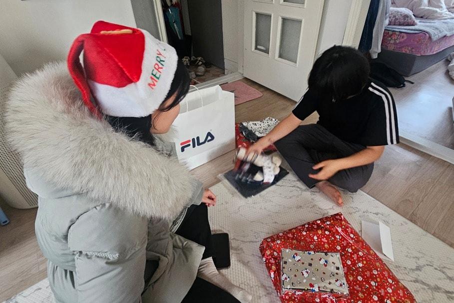 본문 이미지 -  한국해외인프라도시개발지원공사(KIND)가 다문화가정 청소년을 대상으로 한 크리스마스 선물 나눔 봉사활동을 실시했다.(KIND 제공)/뉴스1 ⓒ News1 