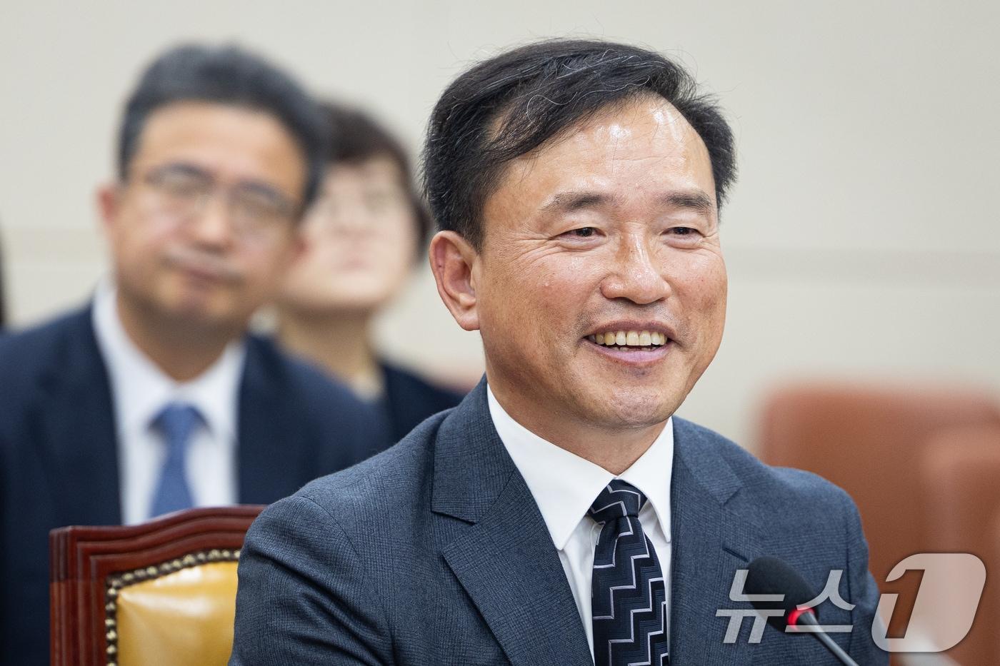 김종철 방송미디어통신위원회 위원장 후보자가 16일 서울 여의도 국회에서 열린 인사청문회에 출석해 미소 짓고 있다. 2025.12.16/뉴스1 ⓒ News1 유승관 기자