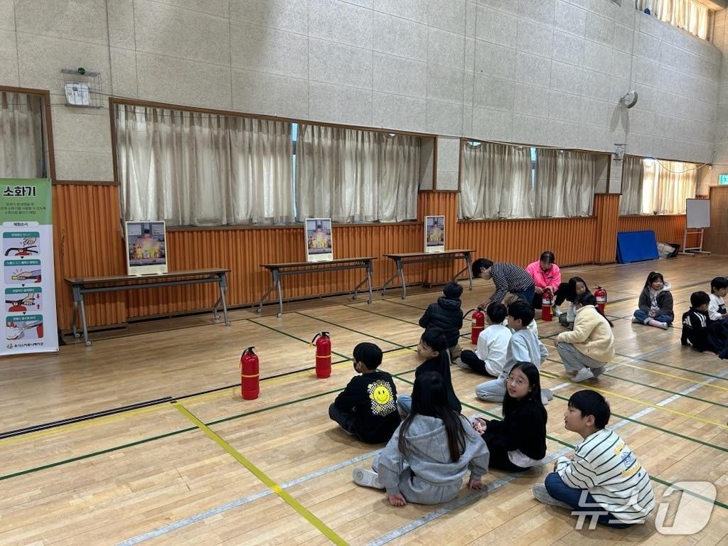 본문 이미지 - 초등학교에서 한 맞춤형 안전교육 모습.(청주시 제공. 재판매 및 DB금지)/뉴스1