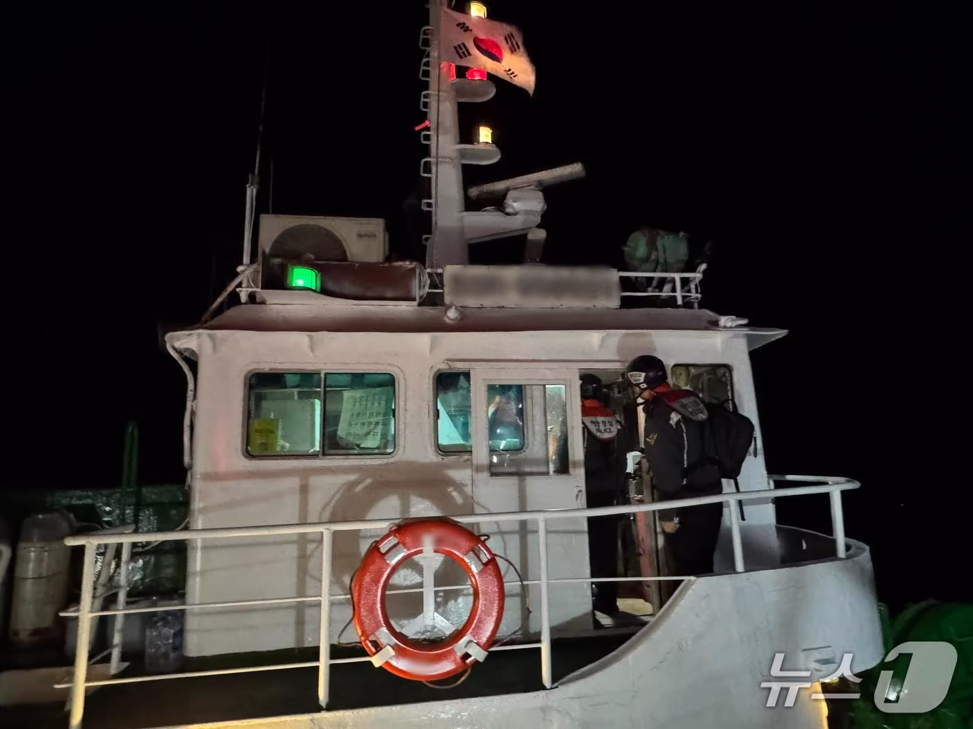 본문 이미지 - 여수해경이 지난 15일 만취상태로 예인선을 운항한 선박에 대한 단속을 진행하고 있다. (여수해경 제공. 재판매 및 DB금지)