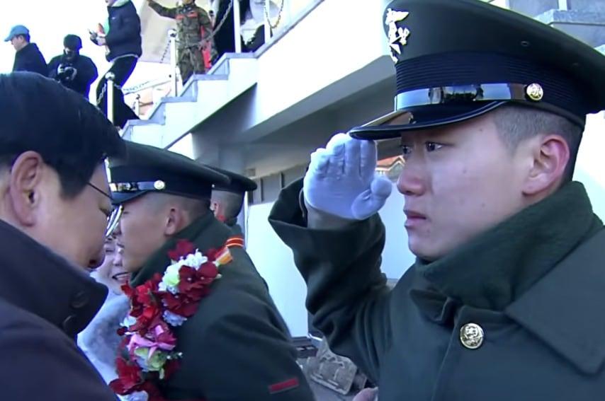 본문 이미지 - 해병대 1323기 수료식에서 아버지에 거수경례하는 박세현 씨.(KFN 유튜브)