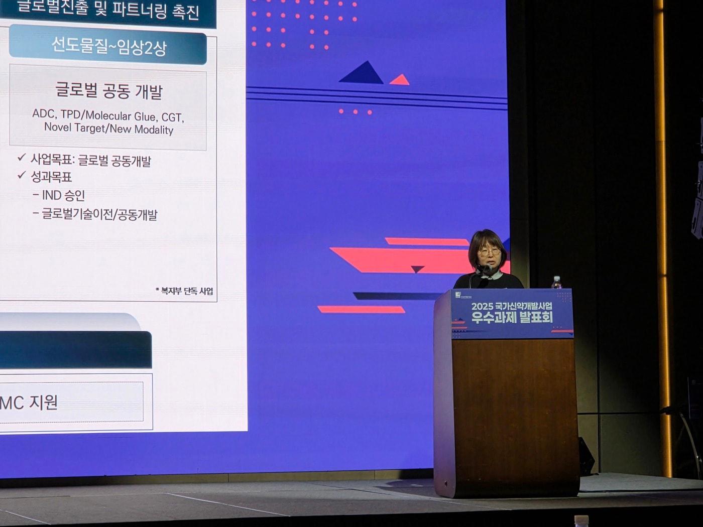 본문 이미지 - 김순남 국가신약개발사업단(KDDF) R&D 본부장이 16일 서울 여의도 페어몬트 서울에서 사업 성과와 목표에 대해 발표하고 있다. 2025. 12. 16/뉴스1 황진중 기자