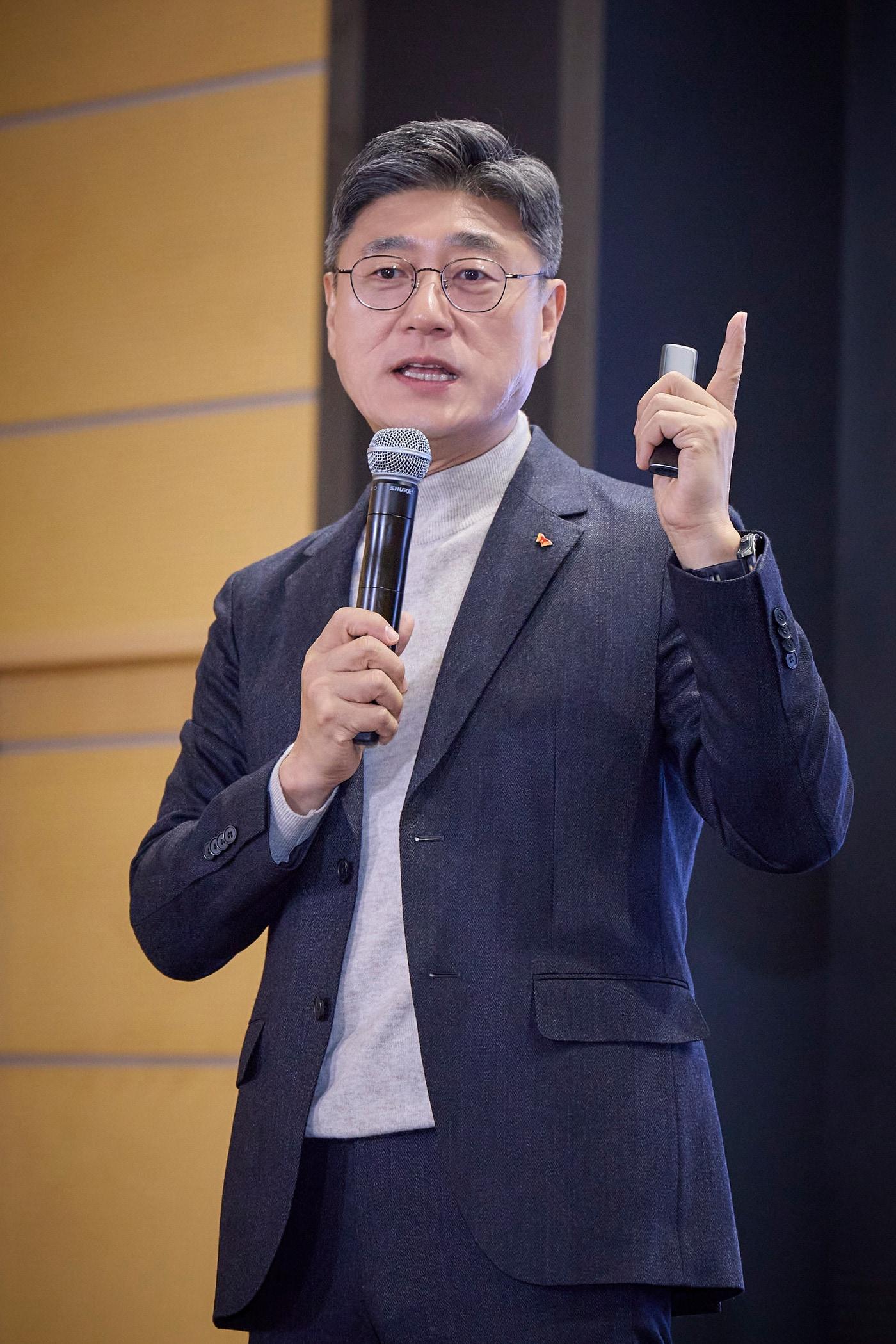 본문 이미지 - 정재헌 SK텔레콤 CEO가 16일 서울 을지로 본사 수펙스홀에서 구성원을 대상으로 취임 후 첫 타운홀을 열고, 단단한 MNO(이동통신 사업)와 미래 핵심인 AI 사업의 빠른 진화를 위한 전사 혁신 방향을 발표했다.(SK텔레콤 제공)