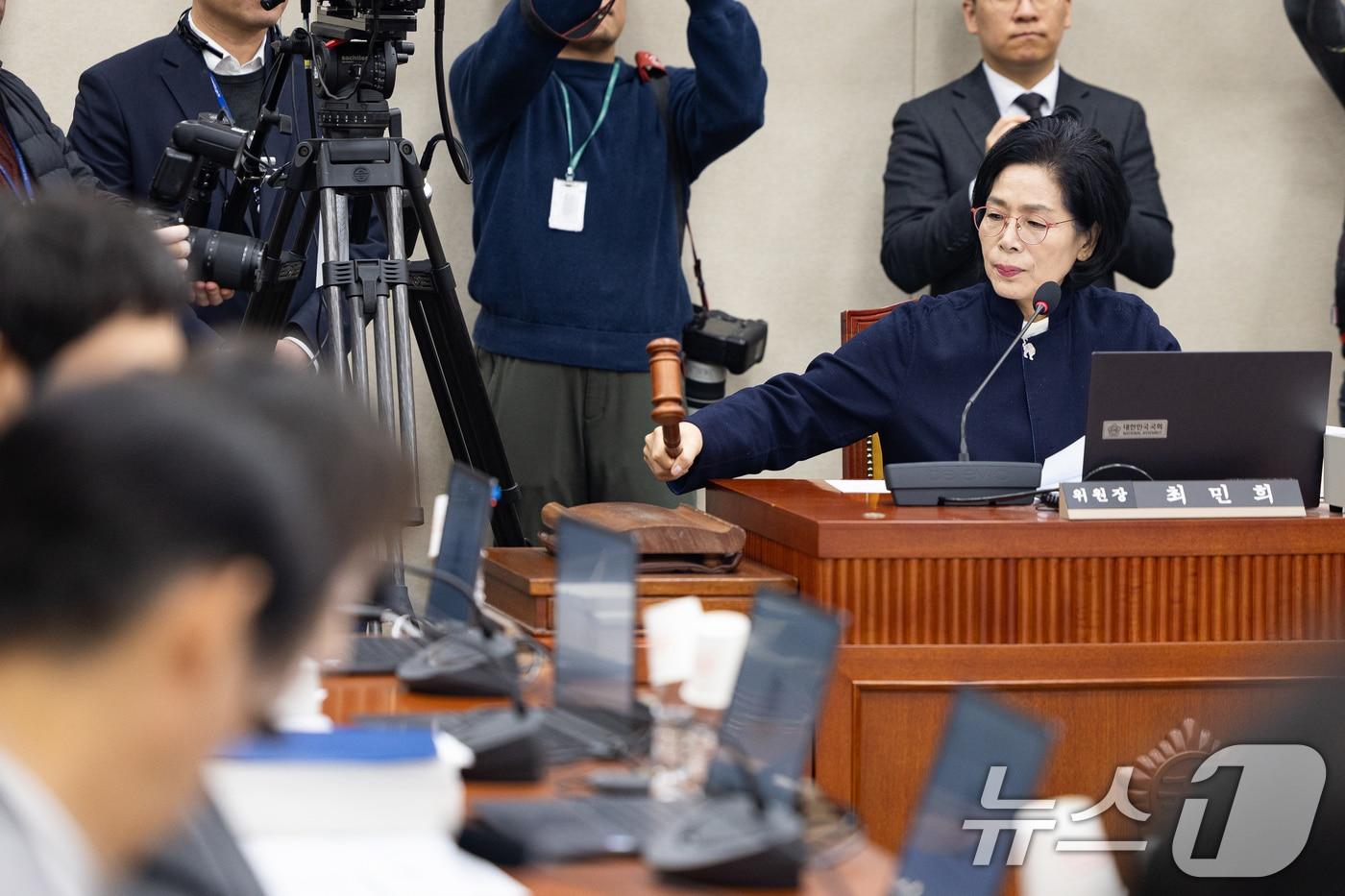 최민희 국회 과학기술정보방송통신위원장이 16일 서울 여의도 국회에서 열린 제430회 국회(임시회) 과학기술정보방송통신위원회 제2차 전체회의에서 의사봉을 두드리고 있다. 2025.12.16/뉴스1 ⓒ News1 유승관 기자