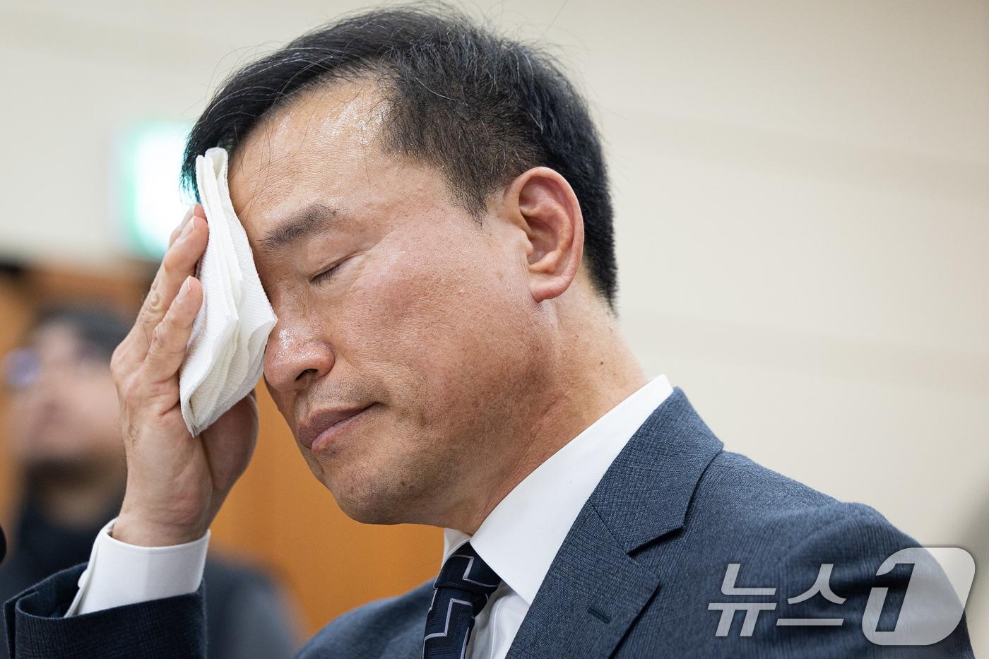 김종철 방송미디어통신위원회 위원장 후보자가 16일 서울 여의도 국회에서 열린 인사청문회에서 손수건으로 얼굴을 닦고 있다. 2025.12.16/뉴스1 ⓒ News1 유승관 기자