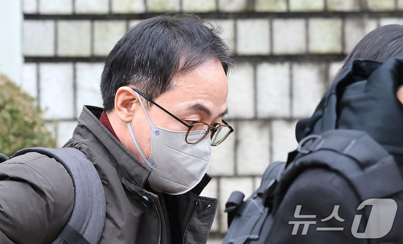 '대통령 관저 용산 이전 특혜' 의혹 관련 이전 공사 업무를 총괄했던 김오진 전 국토교통부 1차관이 16일 서울 서초구 중앙지법에서 열린 구속 전 피의자 심문(영장실질심사)를 마친 뒤 호송차로 이동하고 있다. 2025.12.16/뉴스1 ⓒ News1 장수영 기자