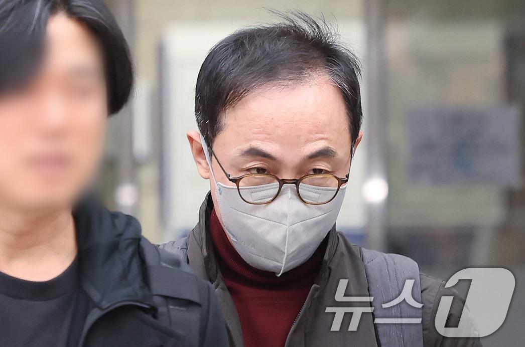 본문 이미지 - '대통령 관저 용산 이전 특혜' 의혹 관련 이전 공사 업무를 총괄했던 김오진 전 국토교통부 1차관이 16일 서울 서초구 중앙지법에서 열린 구속 전 피의자 심문(영장실질심사)를 마친 뒤 호송차로 이동하고 있다. 2025.12.16/뉴스1 ⓒ News1 장수영 기자