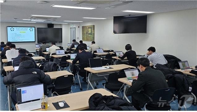 본문 이미지 - 대통령경호처는 12월 1일부터 7일간 ‘제14회 X-Ray 위험물 판독능력 경연대회’를 개최했다고 밝혔다. 김포 소재 대통령경호처 경호안전교육원 내에 마련된 대회장에서 참가자들이 평가를 진행하는 모습.(대통령경호처 제공) 2025. 12. 16/뉴스1 ⓒ News1 한재준 기자