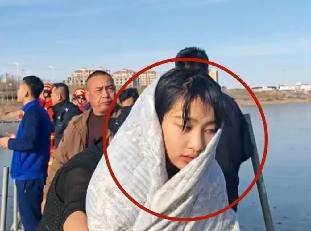 본문 이미지 - 영하의 물에서 구조된 뒤 담요를 두르고 있는 13세 리자팅. (사진: 바이두) 
