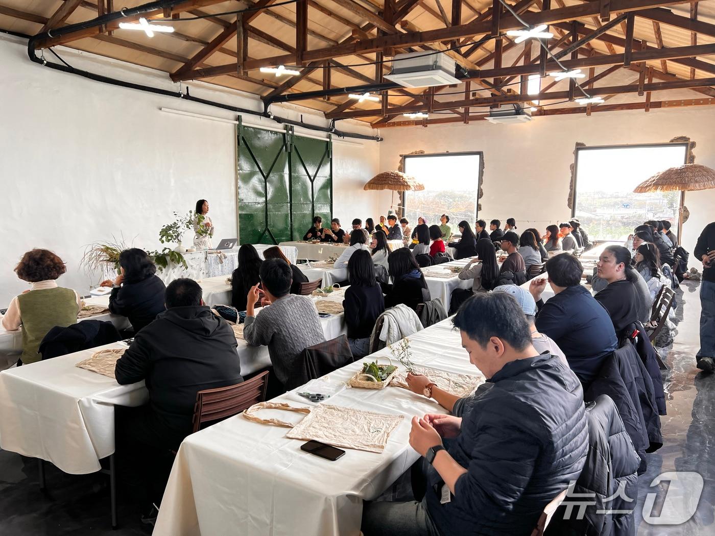 본문 이미지 - 씬오브제주에서 진행된 '네이처 투 웨어(Nature to Wear)' 프로젝트 천연 염색 클래스.(제주관광공사 제공, 재판매 및 DB 금지)