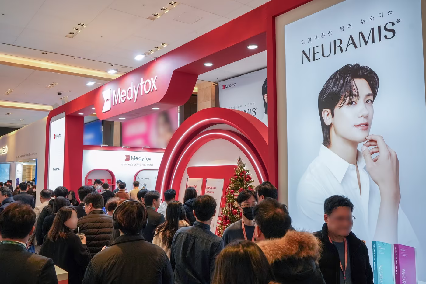 '2025 대한레이저피부모발학회 국제 추계 학술대회'에 참가한 의료 관계자들이 메디톡스 부스를 관람하고 있다.(메디톡스 제공)/뉴스1