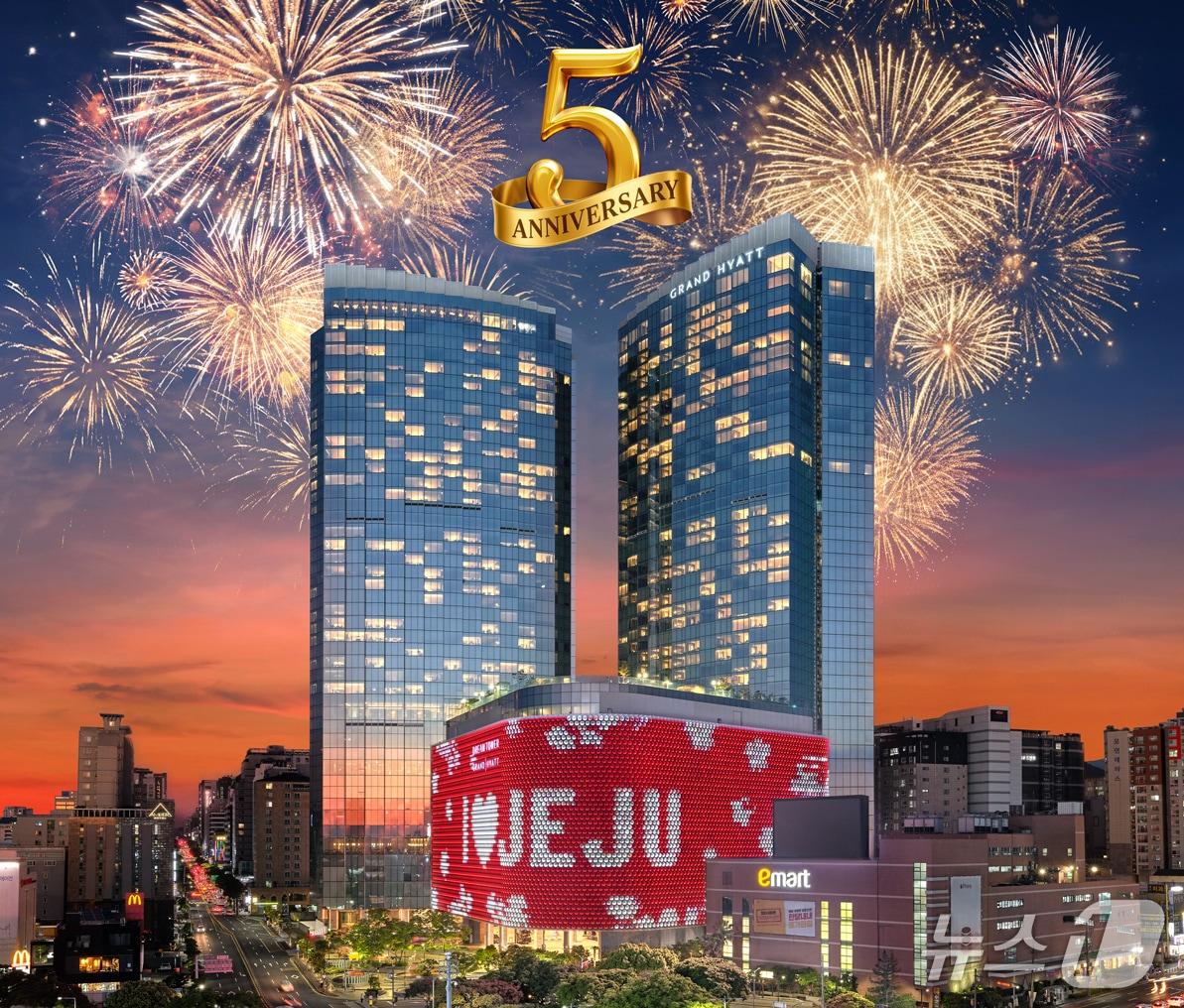 본문 이미지 - 제주 드림타워 복합리조트 개관 5주년 기념 제주도민 초청 이벤트 홍보물.(롯데관광개발 제공, 재판매 및 DB 금지)