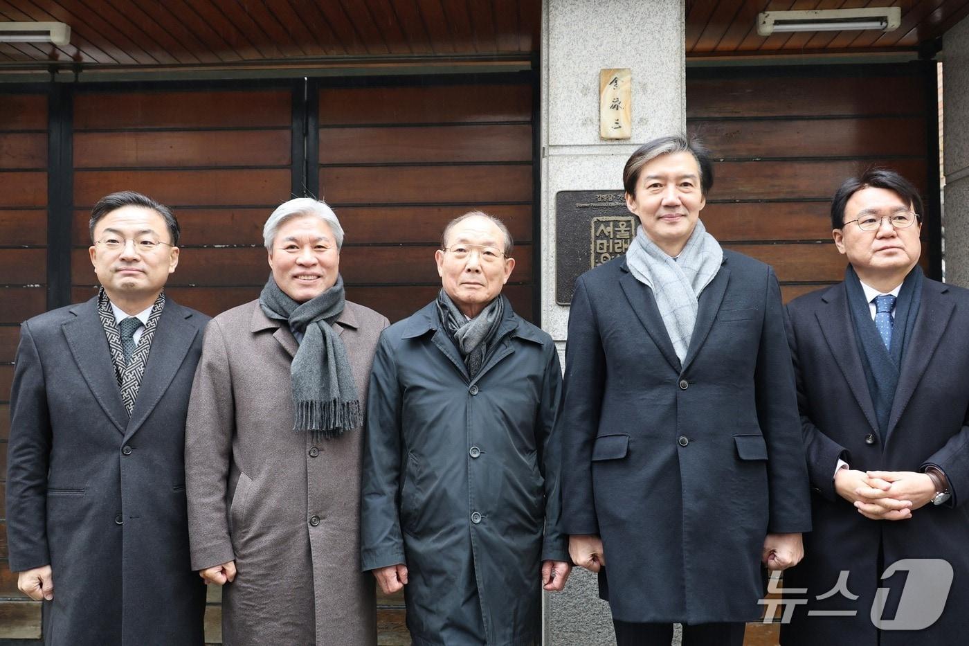 조국 대표 등 조국혁신당 지도부가 16일 서울 동작구 상도동 고 김영삼 전 대통령 사저를 방문했다. (서왕진 원내대표 SNS)