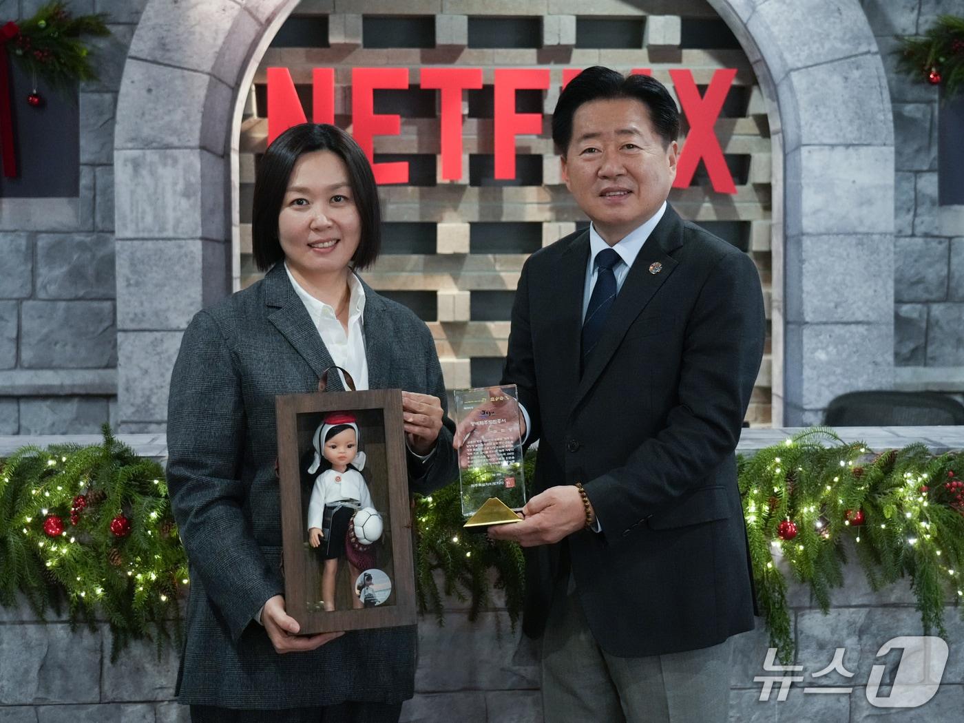 본문 이미지 -  넷플릭스서비시스 코리아 김민영 VP와 오영훈 제주도지사(제주도 제공. 재판매 및 DB금지)/뉴스1