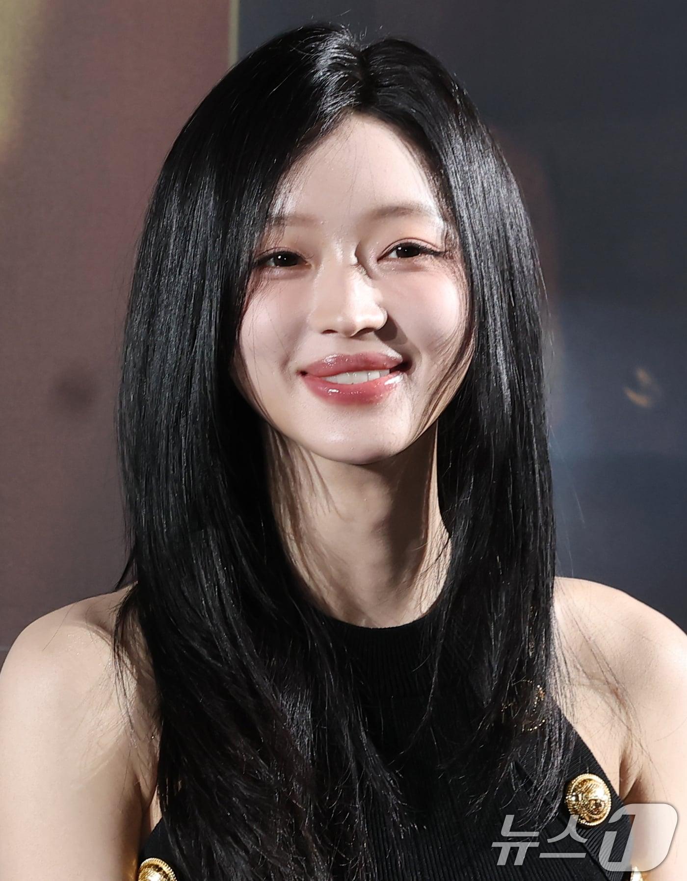 본문 이미지 - 오마이걸 유아가 16일 서울 강남구 메가박스 코엑스에서 열린 영화 '프로젝트 Y (감독 이환)' 제작보고회에 참석해 미소를 짓고 있다. '프로젝트 Y'는 화려한 도시 그 한가운데에서 다른 내일을 꿈꾸며 살아가던 미선(한소희 분)과 도경(전종서 분)이 인생의 벼랑 끝에서 검은 돈과 금괴를 훔치면서 벌어지는 이야기를 그린 작품이다. 2025.12.16/뉴스1 ⓒ News1 권현진 기자