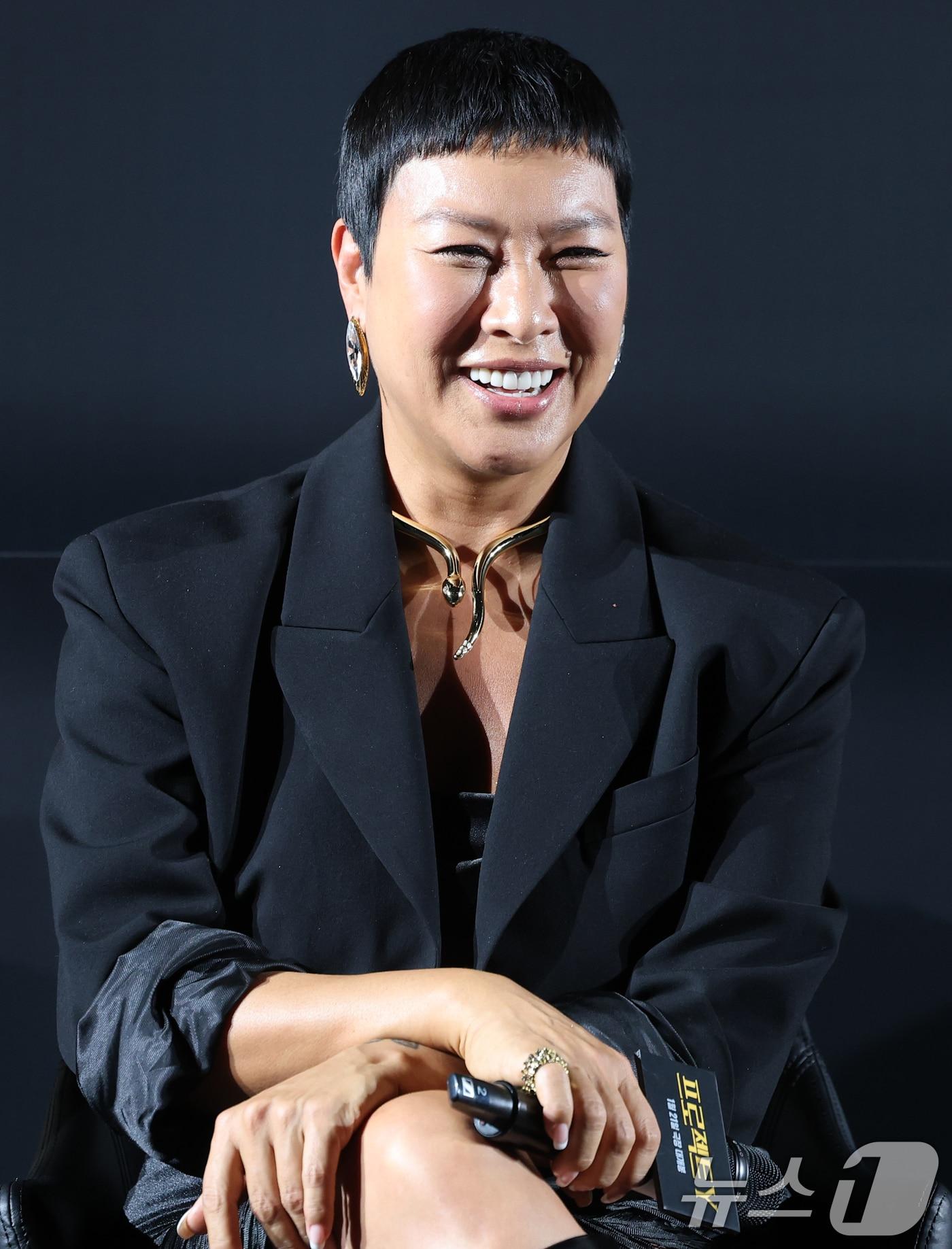 본문 이미지 - 배우 정영주가 16일 서울 강남구 메가박스 코엑스에서 열린 영화 '프로젝트 Y (감독 이환)' 제작보고회에 참석해 미소를 짓고 있다. '프로젝트 Y'는 화려한 도시 그 한가운데에서 다른 내일을 꿈꾸며 살아가던 미선(한소희 분)과 도경(전종서 분)이 인생의 벼랑 끝에서 검은 돈과 금괴를 훔치면서 벌어지는 이야기를 그린 작품이다. 2025.12.16/뉴스1 ⓒ News1 권현진 기자