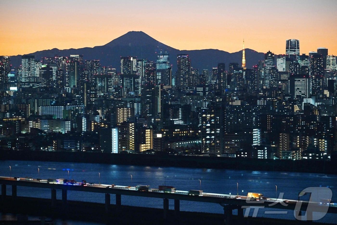15일 일본 도쿄 시내를 배경으로 후지산이 보이는 모습. 2025.12.15 ⓒ AFP=뉴스1 ⓒ News1 김지완 기자