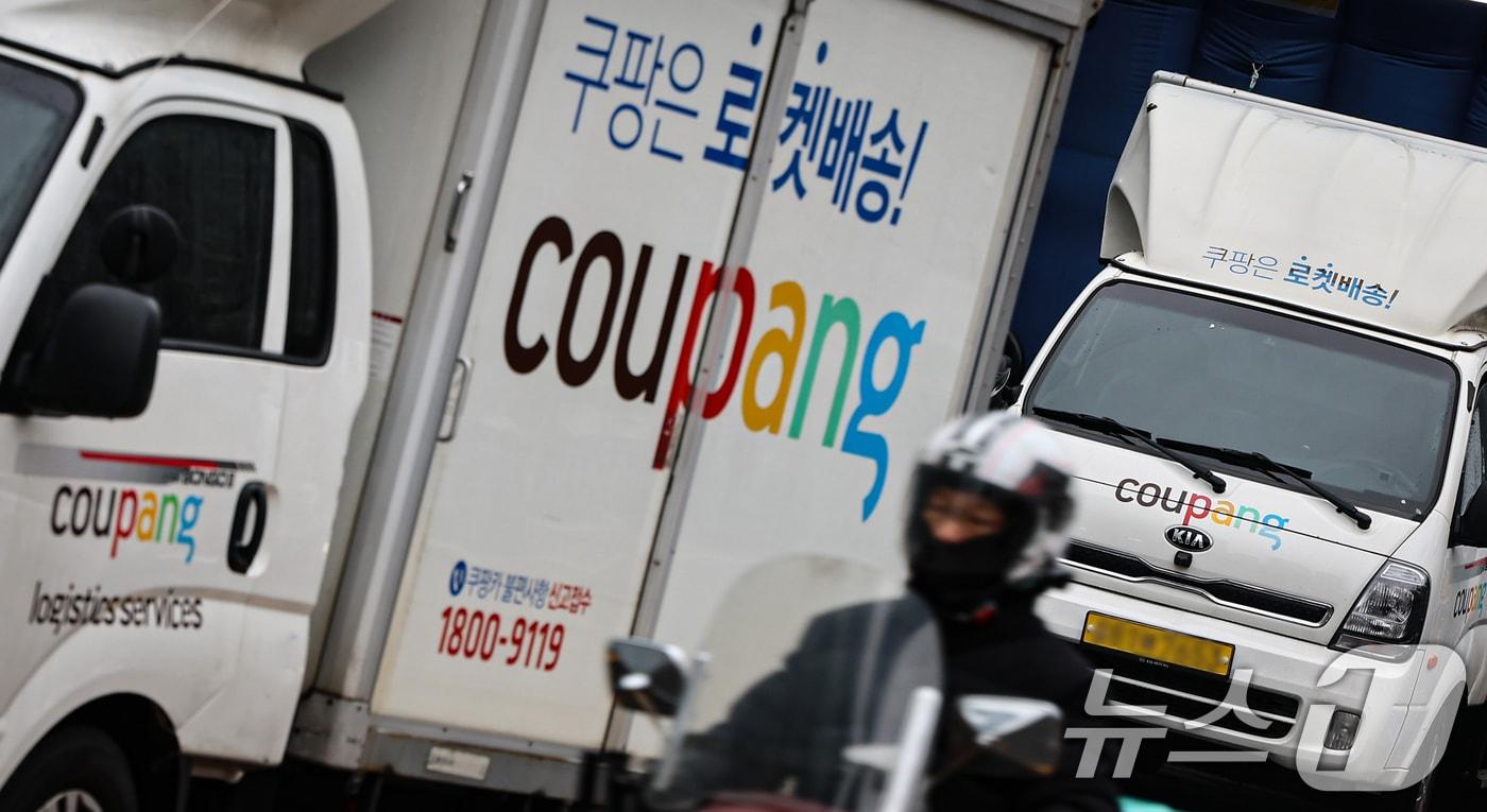 국회 과학기술정보방송통신위원회는 오는 17일 쿠팡 개인정보 유출 사태에 대한 청문회를 진행한다. 사진은 16일 서울 시내 한 쿠팡물류센터에 정차된 배송차량. 2025.12.16/뉴스1 ⓒ News1 김도우 기자