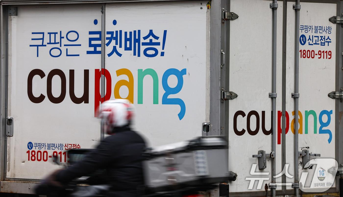 16일 서울 시내 한 쿠팡물류센터에 정차된 배송차량. 2025.12.16/뉴스1 ⓒ News1 김도우 기자