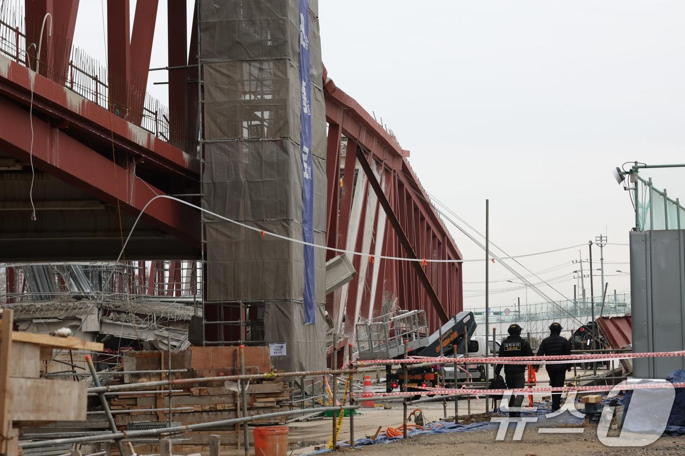 16일 오후 4명의 작업자가 매몰돼 사망한 광주 서구 치평동 광주대표도서관 공사 현장에서 사고 원인을 규명하기 위한 합동감식이 진행되고 있다. 2025.12.16/뉴스1 ⓒ News1 박지현 기자