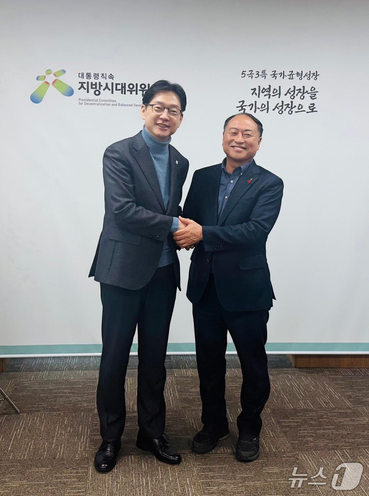 본문 이미지 - 한득수 더불어민주당 전북기본사회위원회 부위원장(오른쪽)이 김경수 지방시대위원장을 만나고 있다.(위원회제공, 재판매 및 DB금지)2026.12.16/뉴스1