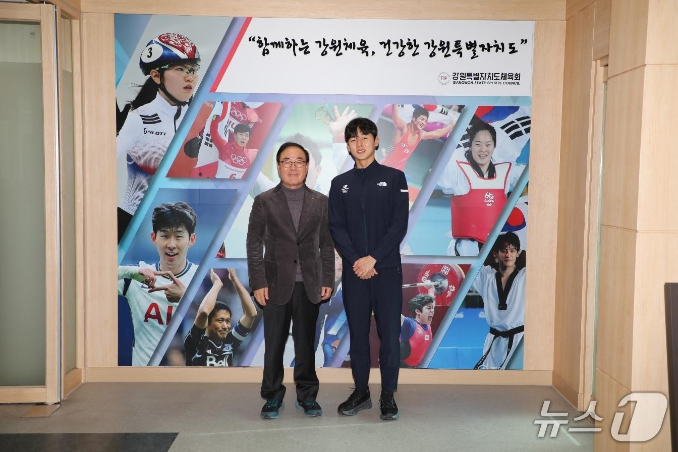 본문 이미지 - 양희구 강원특별자치도체육회장과 ‘근대 5종 영웅’ 전웅태가 최근 도체육회 회장실에서 만나 계약서에 사인을 한 뒤 기념촬영을 진행했다.(강원도체육회 제공, 재판매 및 DB긎미)