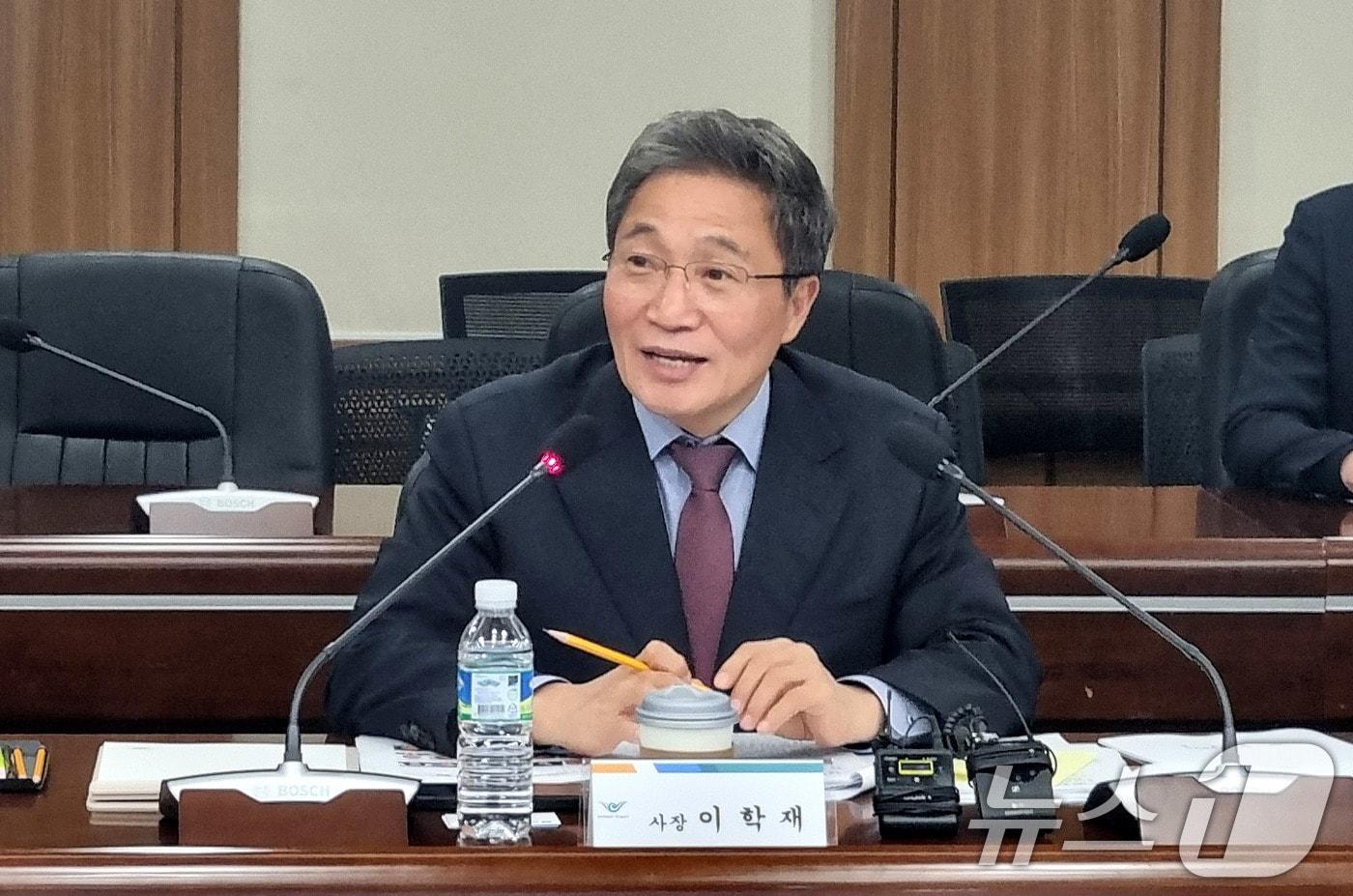 이학재 인천국제공항공사 사장이 16일 인천국제공항공사 회의실에서 열린 기자간담회에서 질의에 답변하고 있다. (인천공항공사 제공. 재판매 및 DB 금지) 2025.12.16/뉴스1