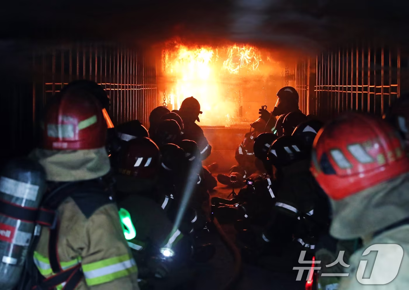 16일 오후 대구 동구 대구소방교육안전센터에서 열린 '실화재 종합훈련 역량강화 특별교육'에 참여한 소방관들이 컨테이너 모형주택 내부에서 불과 연기가 번지는 과정과 창 또는 문 개방에 따른 내부 상황 변화를 지켜보고 있다.2025.12.16/뉴스1 ⓒ News1 공정식 기자