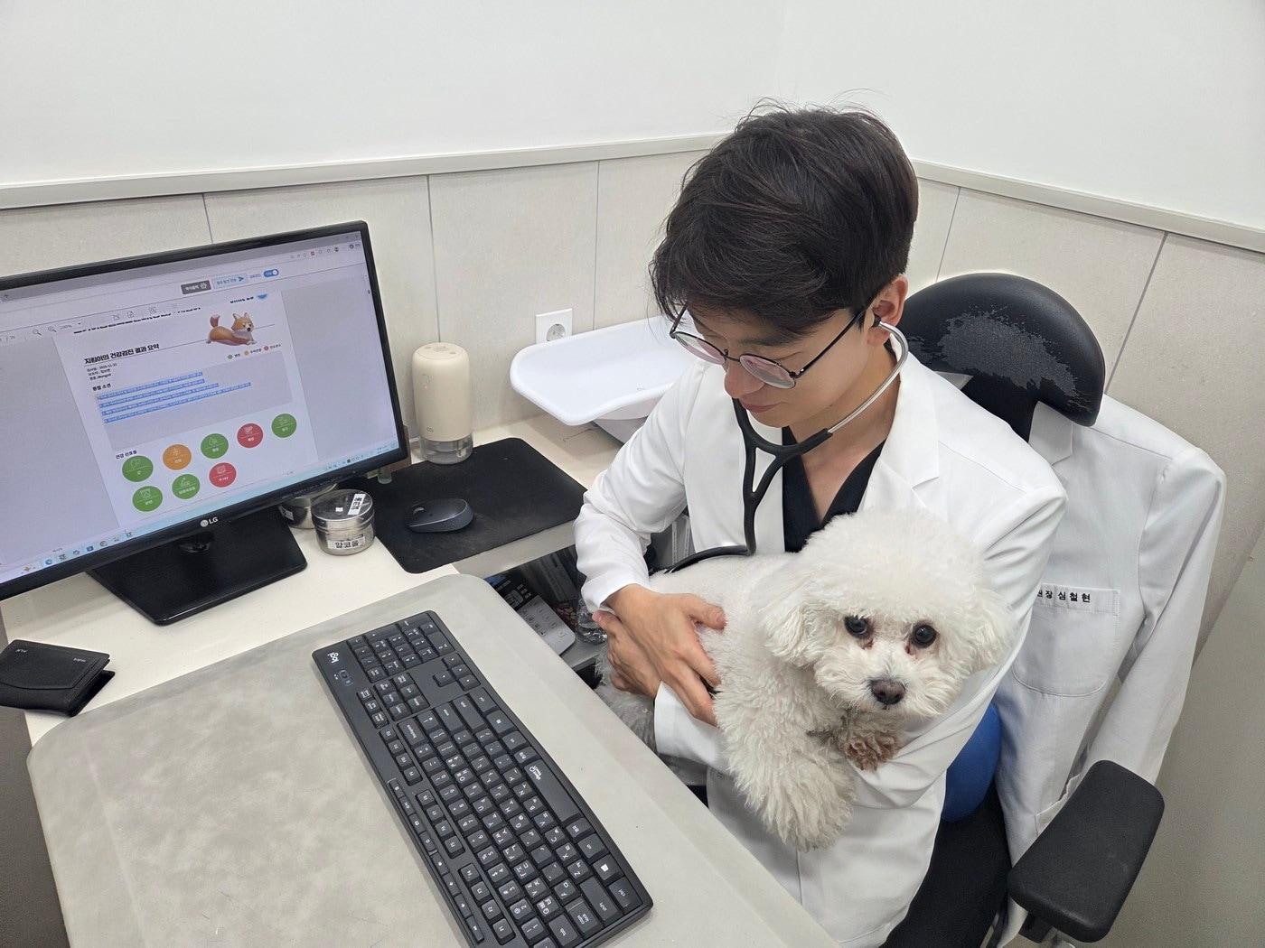 본문 이미지 - 심철현 창원 스카이동물의료센터 원장이 청진을 하고 있다. ⓒ 뉴스1