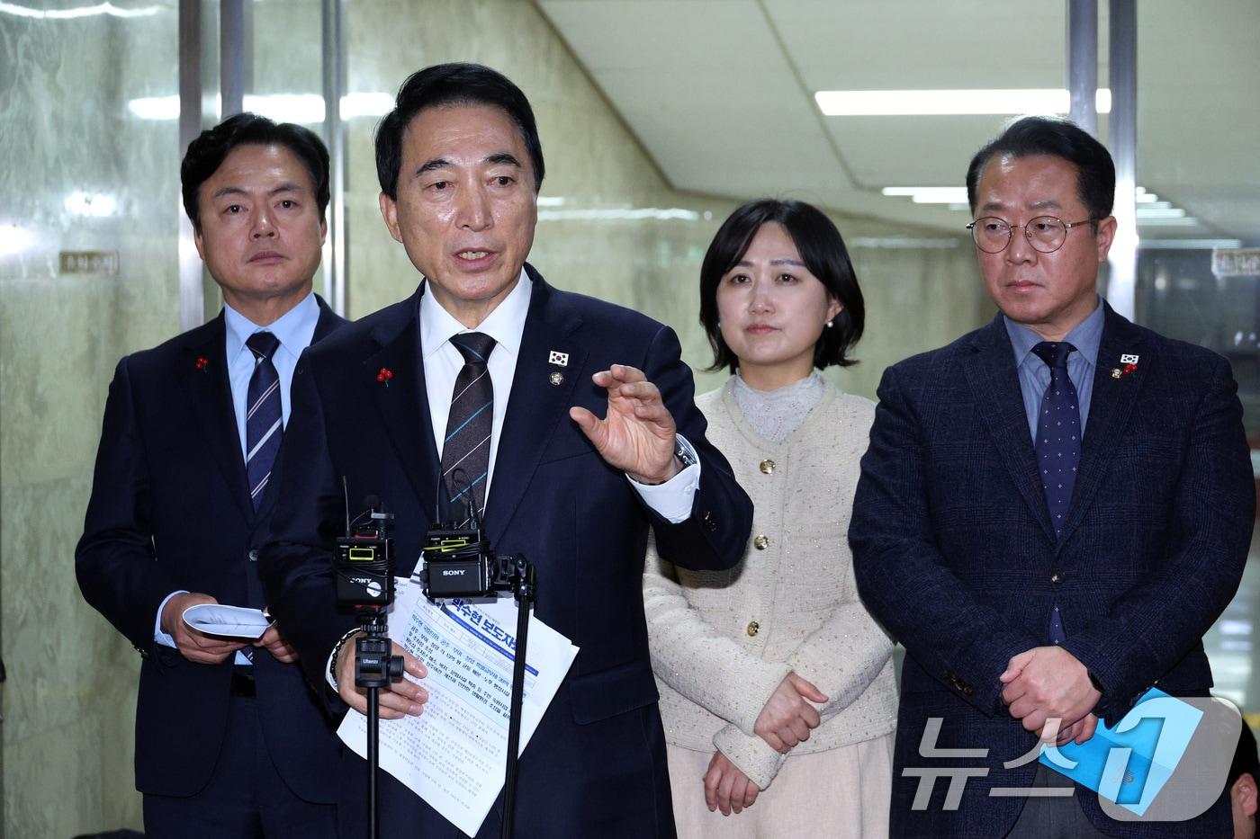 박수현 더불어민주당 대변인이 16일 서울 여의도 국회에서 열린 비공개 의원총회를 마친 후 결과 브리핑을 하고 있다. 2025.12.16/뉴스1 ⓒ News1 신웅수 기자