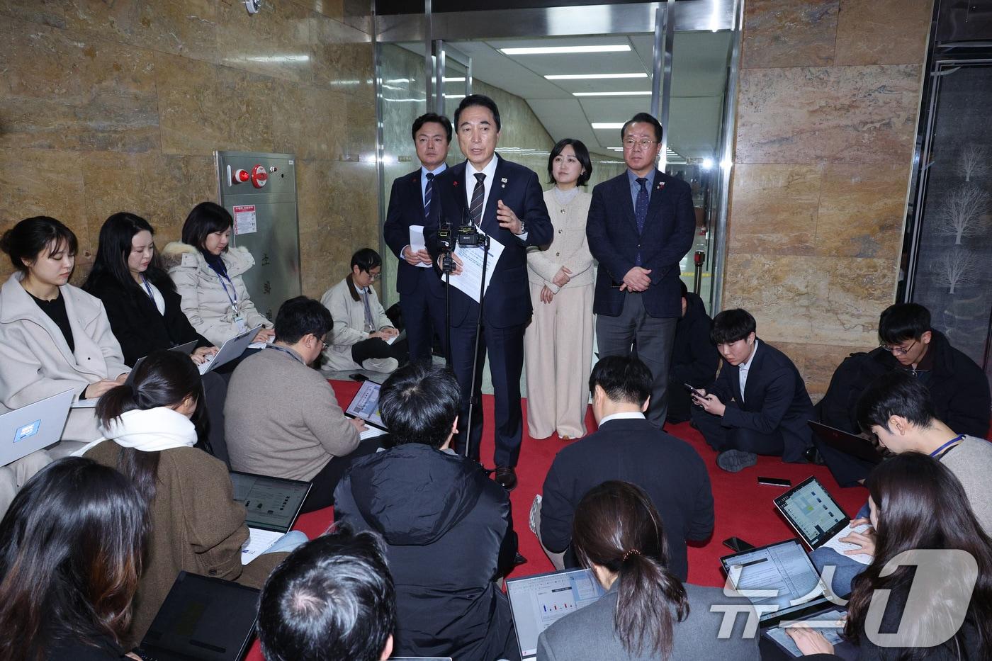 박수현 더불어민주당 대변인이 16일 서울 여의도 국회에서 열린 비공개 의원총회를 마친 후 결과 브리핑을 하고 있다. 2025.12.16/뉴스1 ⓒ News1 신웅수 기자