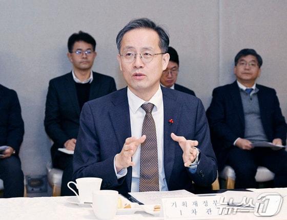 본문 이미지 - 이형일 기획재정부 1차관이 16일 오전 서울 종로구 정부서울청사에서 열린 '주요 수출기업 간담회'를 주재하고 있다. (기획재정부 제공. 재판매 및 DB 금지) 2025.12.16/뉴스1
