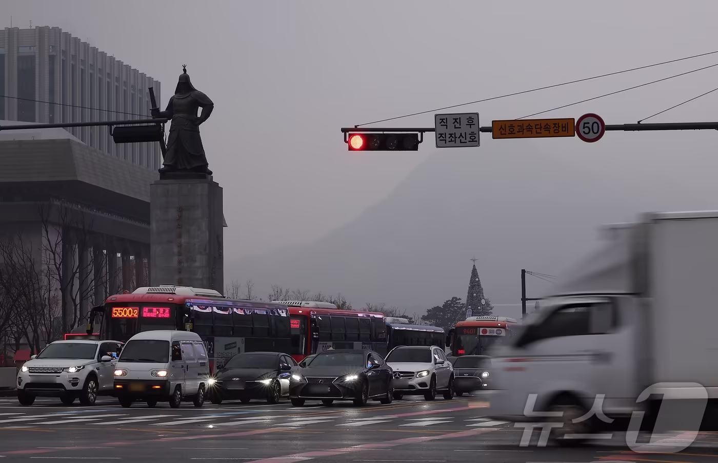 겨울비가 내린 도심에서 전조등을 켠 자동차들이 주행하고 있다. 2025.12.16/뉴스1 ⓒ News1 김성진 기자
