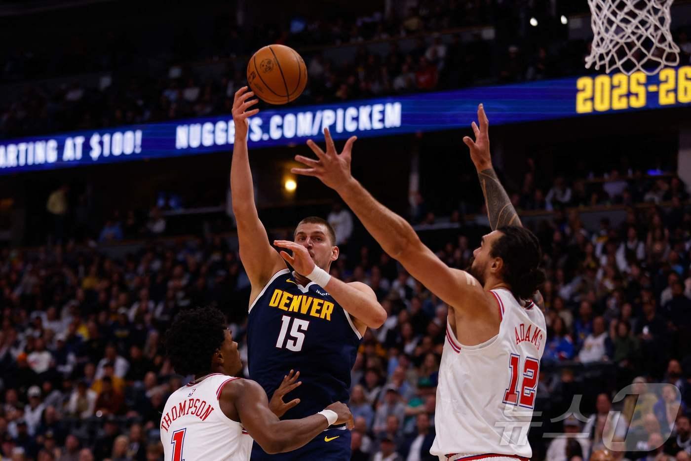 덴버 너기츠의 니콜라 요키치는 16일(한국시간) 열린 2025-26 NBA 휴스턴 로키츠전에서 트리플더블을 달성했다. ⓒ AFP=뉴스1