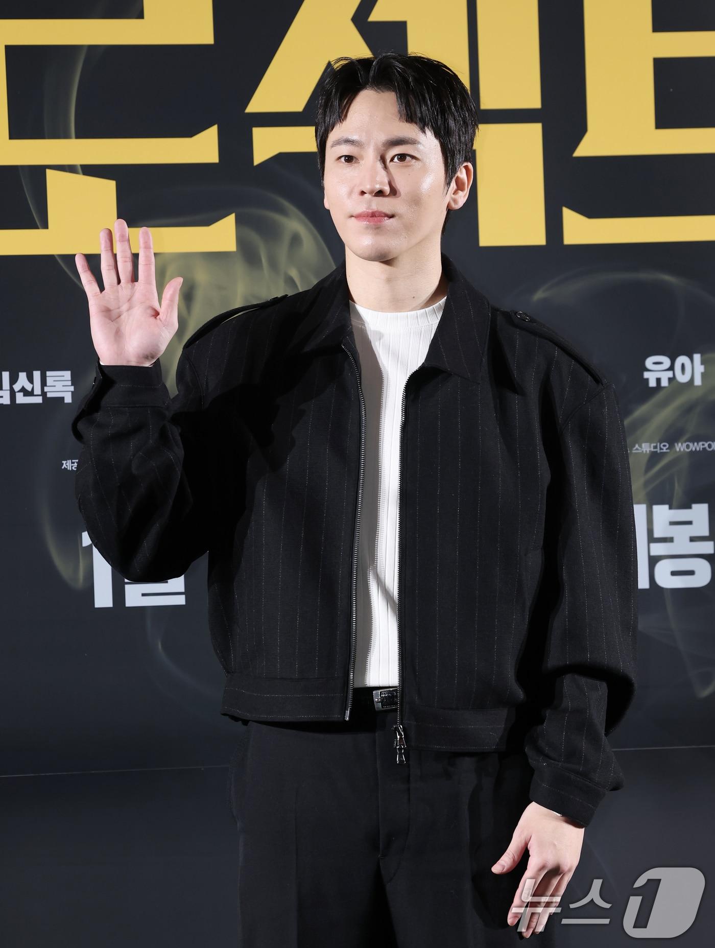 본문 이미지 - 배우 이재균이 16일 서울 강남구 메가박스 코엑스에서 열린 영화 '프로젝트 Y (감독 이환)' 제작보고회에 참석해 취재진 질문을 듣고 있다. '프로젝트 Y'는 화려한 도시 그 한가운데에서 다른 내일을 꿈꾸며 살아가던 미선(한소희 분)과 도경(전종서 분)이 인생의 벼랑 끝에서 검은 돈과 금괴를 훔치면서 벌어지는 이야기를 그린 작품이다. ⓒ News1 권현진 기자